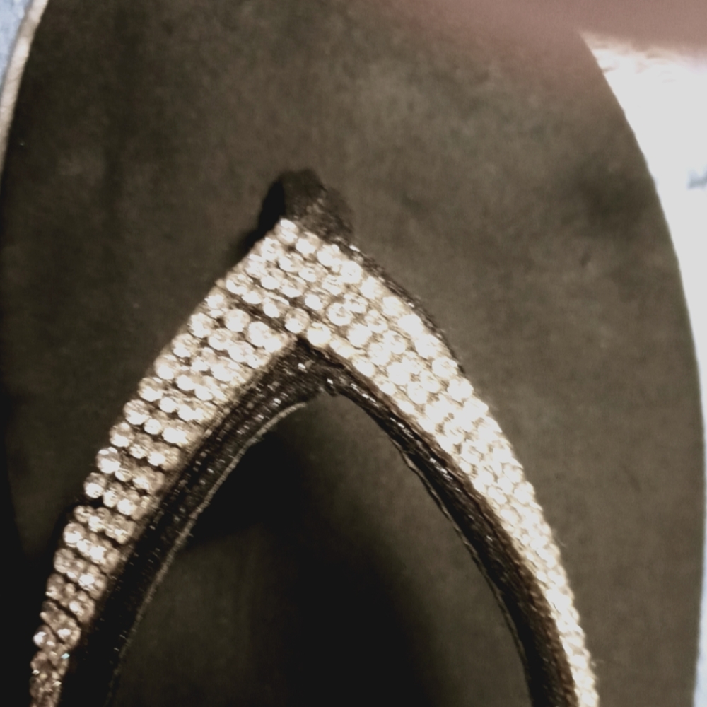 WOMEN'S GLITTERED FLIP FLOPS... THESE HAVE THICK SOLE.